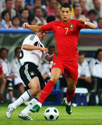 Philipp Lahm (Đức) cố ngăn pha đi bóng của Cristiano Ronaldo.