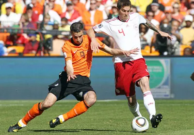 Van Persie (trái, Hà Lan) tranh bóng với Daniel Agger (Đan Mạch) tại World Cup 2010.