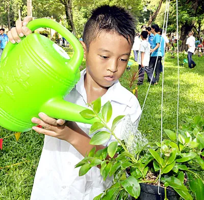 Thiếu nhi chăm sóc cây, cho môi trường xanh, sạch đẹp.
