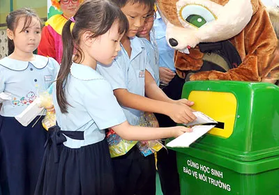 Các em thiếu nhi tham gia thu gom vỏ sữa để tái chế, góp phần bảo vệ môi trường.