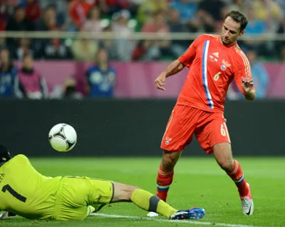 Tiền vệ Roman Shirokov (Nga) hạ thủ môn Petr Cech. Ảnh: AFP