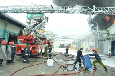 Lực lượng Cảnh sát PCCC đang dập lửa.