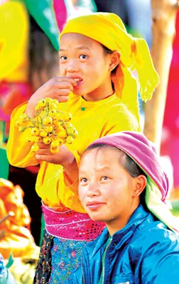 Sắc màu phiên chợ Đồng Văn.