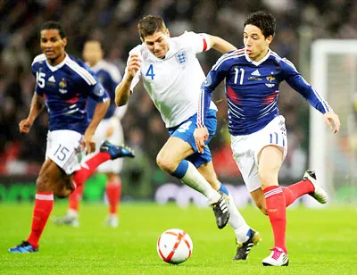 Nasri (phải, Pháp) cố đi bóng qua Gerrard (Anh) trong một trận giao hữu.