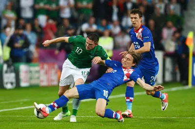 Luka Modric (phải, Croatia) truy cản Robbie Keane của CH Ailen.