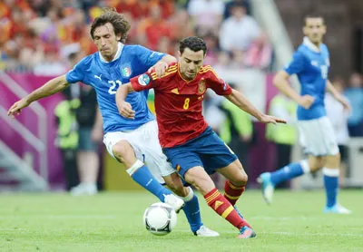 Xavi Hernandez (phải) tranh bóng với Andrea Pirlo của Italia.