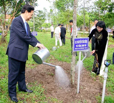 Thủ tướng Nguyễn Tấn Dũng trồng cây lưu niệm tại Khu tưởng niệm cố Chủ tịch Hội đồng Bộ trưởng Phạm Hùng. Ảnh: Anh Thi