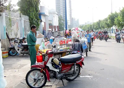 Hàng rong vây cổng bệnh viện