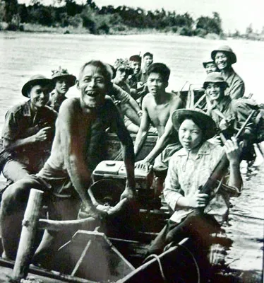 Bức ảnh bà Thu - người con gái ôm khẩu súng được trưng bày ở bảo tàng thành cổ Quảng Trị.