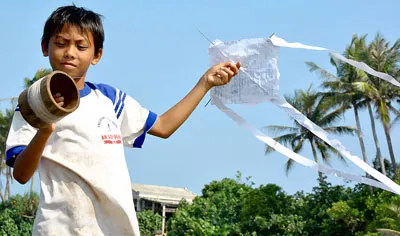 Em Vũ Kiên Nam, Trường Tiểu học An Lợi Đông (quận 2, TPHCM) tự làm những cánh diều bằng giấy vở cũ.
