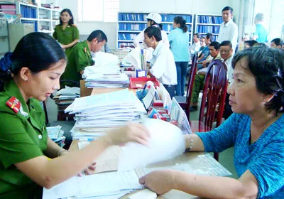 Đổi hộ khẩu mới để quản lý chặt hơn