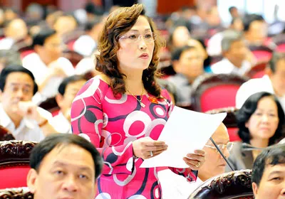 ĐB Nguyễn Thị Kim Bé (Kiên Giang) chất vấn tại Quốc hội ngày 13-6. Ảnh: Minh Điền