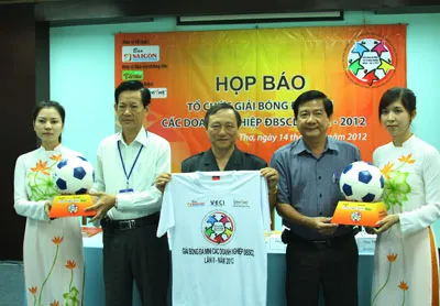 Ban tổ chức giới thiệu mẫu áo, bóng thi đấu tại Giải bóng đá mini các doanh nghiệp ĐBSCL lần thứ II-2012.