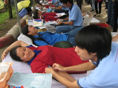 Trung tâm Truyền máu Huyết học Bệnh viện Chợ Rẫy tiếp nhận máu hiến ngay tại lễ ra quân chiến dịch.
