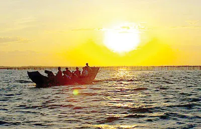 Du khách thưởng ngoạn hoàng hôn trên phá Tam Giang - Cầu Hai.