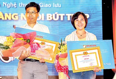 Tác giả Thanh Tâm (trái) và Nguyễn Trúc đoạt giải nhì. Ảnh: VIỆT DŨNG