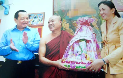 Bí thư Thành ủy TPHCM Lê Thanh Hải và lãnh đạo Quận ủy Tân Bình thăm, tặng quà đồng bào các dân tộc trên địa bàn.