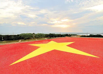 Lá cờ Tổ quốc bằng gốm khổng lồ tại đảo Trường Sa Lớn.