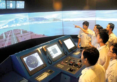 Sinh viên Trường Đại học Giao thông - Vận tải TPHCM thực tập điều động trong phòng mô phỏng buồng lái tàu biển. Ảnh: MAI HẢI.