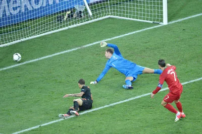 Ronaldo (số 7) ghi bàn ấn định chiến thắng 2 - 1 cho Bồ Đào Nha.