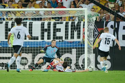 Tiền vệ Lars Bender (số 15) tung cú sút ghi bàn giúp tuyển Đức có được 3 điểm trọn vẹn trước Đan Mạch.