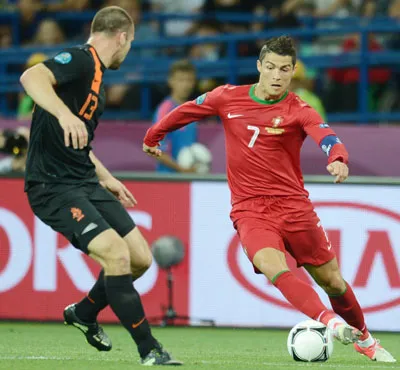 Ronaldo đi bóng trước hậu vệ Ron Vlaar của Hà Lan.