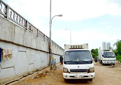 Lúng túng khi qua cầu Kênh Tẻ