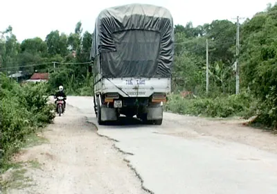 Quốc lộ 25 xuống cấp