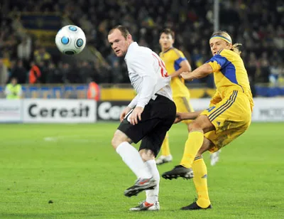 Wayne Rooney (trái) tranh bóng với Anatoliy Tymoshchcuk (Ucraina) ở lượt về vòng loại World Cup năm 2009.