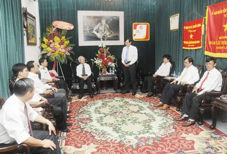 Thay mặt những người làm báo Sài Gòn Giải Phóng, đồng chí Nguyễn Tấn Phong - Tổng biên tập báo Sài Gòn Giải Phóng cảm ơn đoàn đại biểu do Chủ tịch UBND thành phố dẫn đầu đã đến thăm. Ảnh: Mai Hải