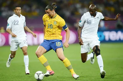 Tiền đạo Ibrahimovic che bóng trước hàng phòng ngự tuyển Pháp.