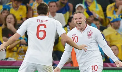 Niềm vui của Rooney (phải) sau khi ghi bàn vào lưới Ukraine.