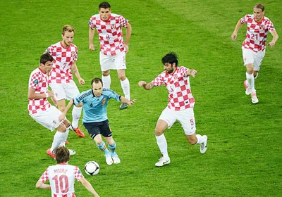 Khó khăn cũng là đây: Một mình Iniesta đi bóng, 6 đối thủ Croatia vây quanh.