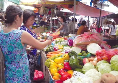 Xăng giảm, giá thực phẩm, dịch vụ không giảm