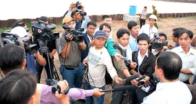 Phóng viên báo, đài TPHCM tác nghiệp trong một sự kiện xây dựng hạ tầng giao thông. Ảnh: Diễm Thy