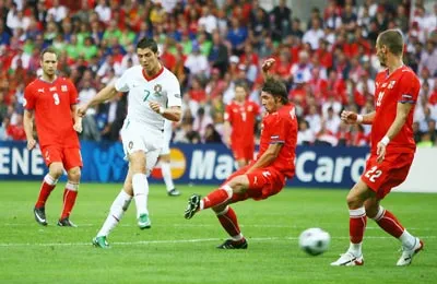 Cristiano Roanldo tung cú sút trước cầu môn CH Séc ở EURO 2008.