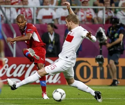 Selassie nỗ lực tạt bóng trong trận gặp Ba Lan.