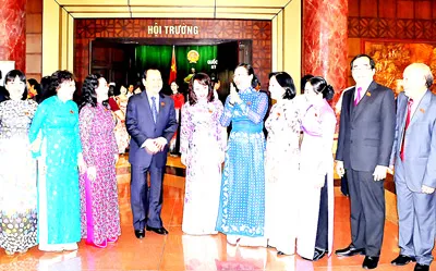 Bí thư Thành ủy TPHCM Lê Thanh Hải gặp gỡ các Đại biểu Quốc hội TPHCM tại phiên bế mạc. Ảnh: MINH ĐIỀN