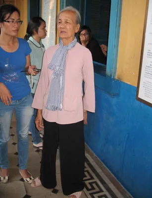 Bà Nguyễn Thị Kim Nga chờ nghe tuyên án.