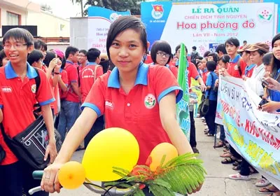 Các bạn trẻ lên đường tham gia chiến dịch Hoa phượng đỏ.