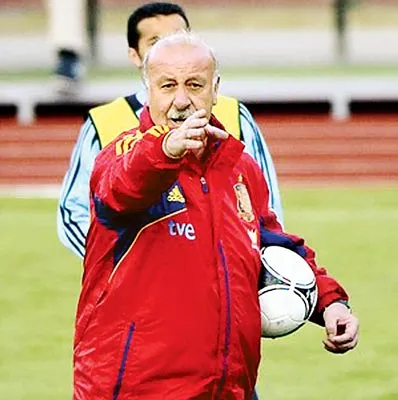 HLV Del Bosque (Tây Ban Nha) trên sân tập.