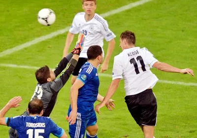 M.Klose đánh đầu nâng tỉ số lên 3-1 cho tuyển Đức.