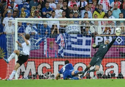 Pha mở tỉ số ở phút thứ 39 của P.Lahm