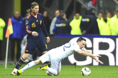 Trung vệ Tây Ban Nha Sergio Ramos (trái) cản phá tiền đạo Pháp Franck Ribery.