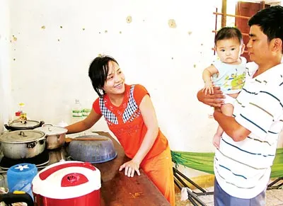 Niềm vui của đôi vợ chồng trẻ Ngô Quang, Hoàng Thị Lan với đứa con đầu lòng – Cu Bi, công dân trẻ nhất huyện đảo Cồn Cỏ vừa tròn 4 tháng tuổi.