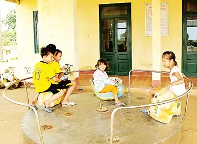 Cả đảo chỉ có 7 đứa trẻ, hàng ngày các em vui chơi như trên đất liền.