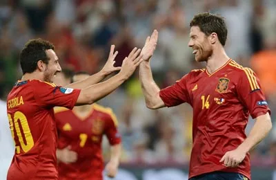 Niềm vui của Xabi Alonso (phải) sau khi sút thành công quả penalty, ấn định chiến thắng 2 - 0 cho Tây Ban Nha.