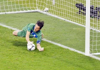 Thủ môn Gianluigi Buffon ôm gọn quả penalty của A.Cole. Ảnh: AFP