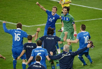 Niềm vui của các cầu thủ Italia sau khi Diamanti sút tung lưới thủ môn J.Hart.