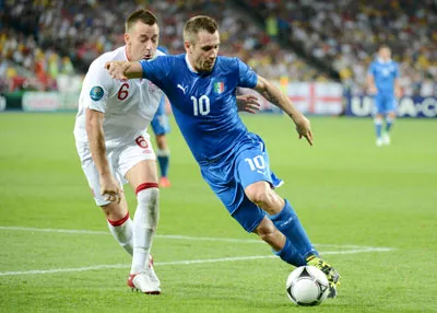 Tiền đạo Antonio Cassano (phải, Italia) đi bóng trước trung vệ J.Terry của Anh.